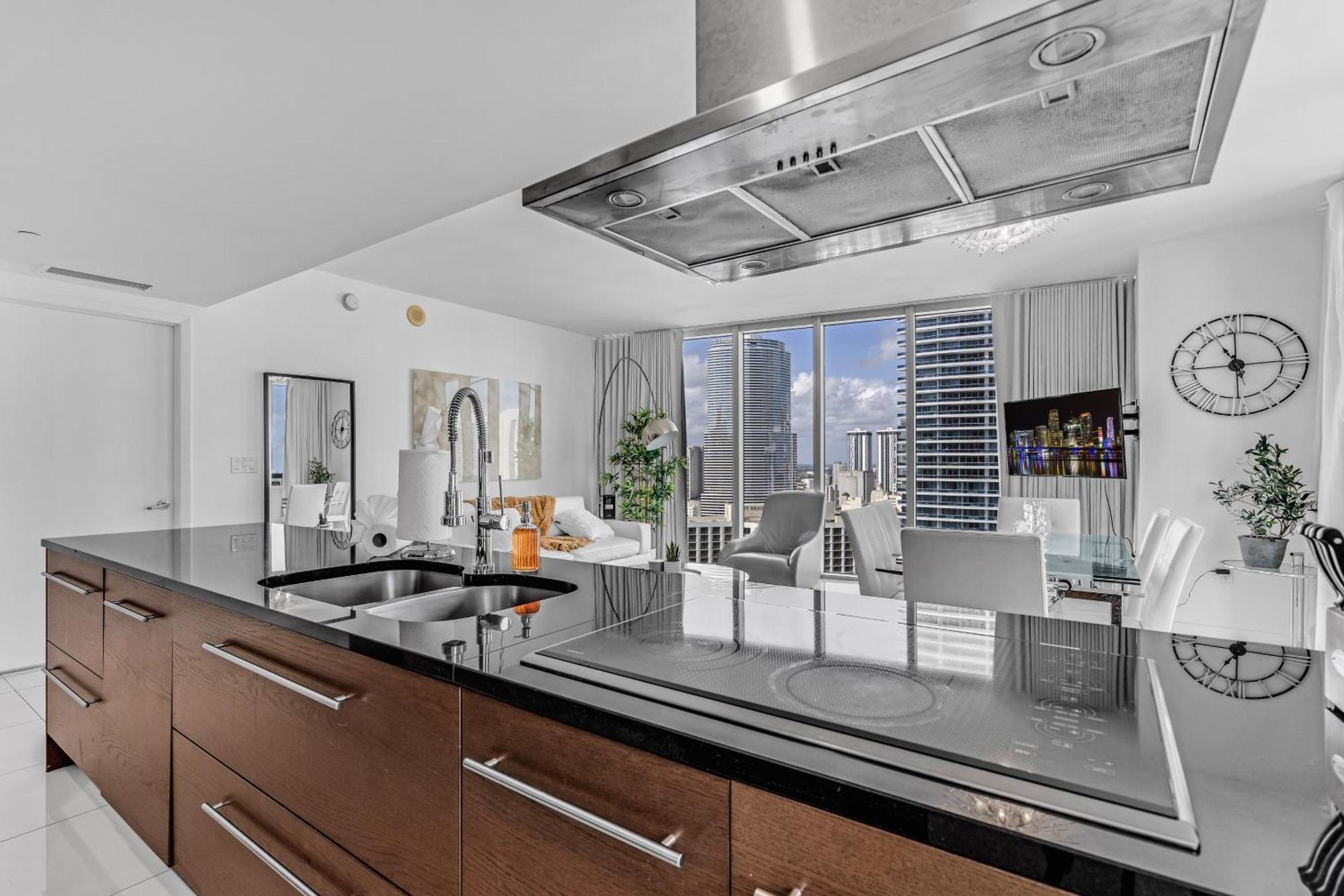 Luxurious Condo At Icon With Views Miami Dış mekan fotoğraf