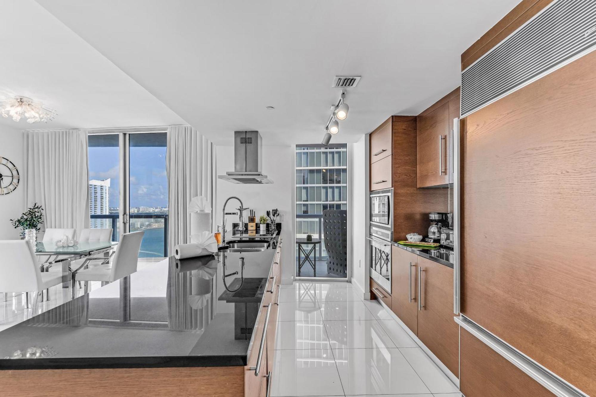 Luxurious Condo At Icon With Views Miami Dış mekan fotoğraf
